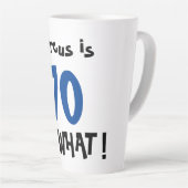 70だから何おもしろい前向きタイポグラフィ70誕生日 カフェラテマグ (右アングル)