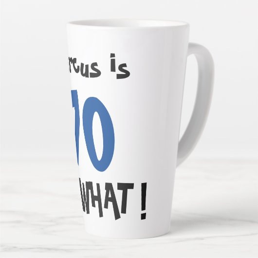 70だから何おもしろい前向きタイポグラフィ70誕生日 カフェラテマグ (右アングル)