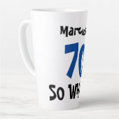 70だから何おもしろい前向きタイポグラフィ70誕生日 カフェラテマグ (左アングル)