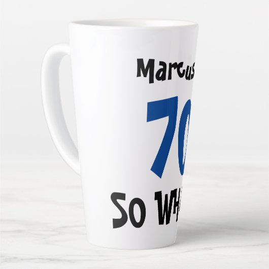 70だから何おもしろい前向きタイポグラフィ70誕生日 カフェラテマグ (左アングル)