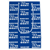 70だから何おもしろい引用文タイポグラフィ70誕生日 ミディアムペーパーバッグ (裏面)