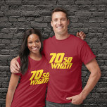 70だから何おもしろい引用文70歳の誕生日 Tシャツ<br><div class="desc">70だから何おもしろい引用文70歳の誕生日Tシャツ。Tモダンシャツとやる気を起こさせる引用文70おもしろいだから何!70素晴らし歳の誕生日の誕生日祝プレゼント前向きアイディアとして。その文字はユーモアのセンスを持った人に最適だ。文字は黄色だ。年齢を変えることができる。多くのTシャツの色から選択。</div>