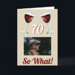 70だから何やる気を起こさせる赤ワイン70誕生日 カード<br><div class="desc">70だから赤やる気を起こさせるワイン70番目の誕生日カード。デザインには2つの赤ワインのグラス、年齢番号とカスタム写真が付いている – あなたの写真を追加。文字70だからやる気を起こさせる何が前向き、そしておもしろい、ユーモアの感覚を持つ人のために完璧である。他の年齢で年齢番号を変更できる。70歳の素晴らし誕生日を迎えた女祝人や男のために</div>