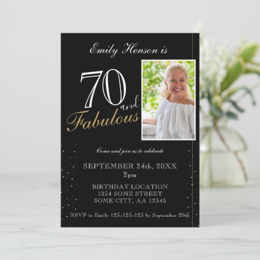 70と素晴らしいエレガントブラックフォト誕生日 招待状 (スタンド正面)