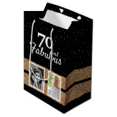 70と素晴らしい金ゴールドグリッター2写真70誕生日 ミディアムペーパーバッグ (正面アングル)