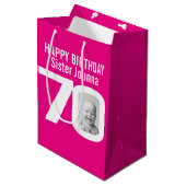 70の写真で0ピンクの白い誕生日抱き枕 ミディアムペーパーバッグ (正面アングル)