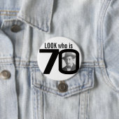 70の写真の白黒ボタンまたはバッジはだれであるか見て下さい 缶バッジ (インサイチュ)