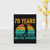70年と今もスイングおもしろいゴルフ70歳の誕生日 カード (黄色い花)