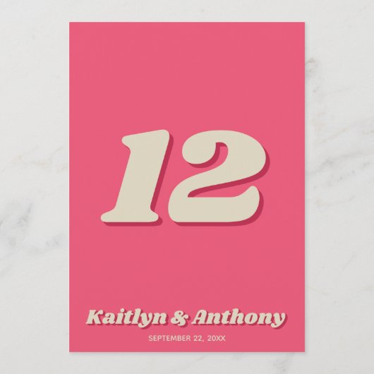 70年代のレトロGroovy Vivaマゼン結婚タのテーブル番号。 招待状 (裏面)