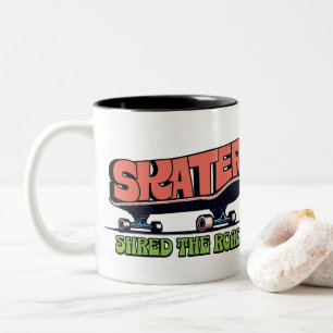70年代スケートボードのレトロデザイン Skater Shred the Road ツートーンマグカップ