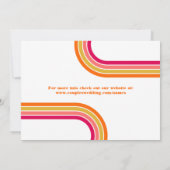 70年代スタイルの明るいオレンジとピンクのレトロウェディング 招待状 (裏面)