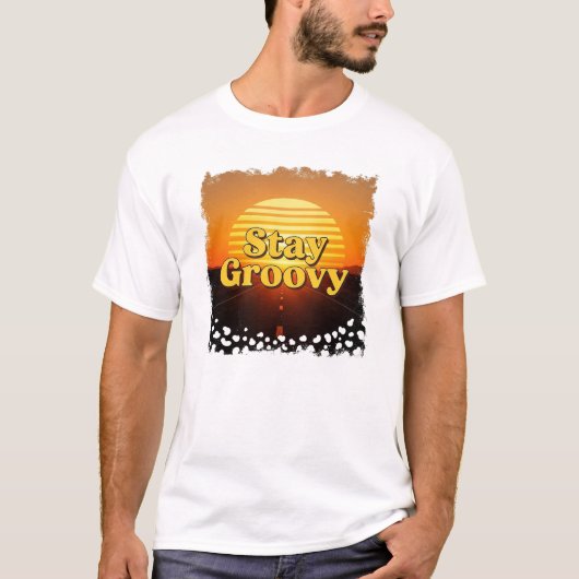 70年代レトロサンセットタイポグラフィTシャツ「Stay Groovy」 Tシャツ (正面)