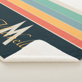 70年代レトロモノグラムのピンクとネイビーブルーストライプの シェルパブランケット