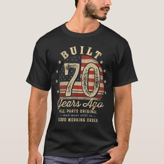 70年前製造の面白い70歳の誕生日アメリカ国旗 再 Tシャツ (正面)