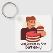 70歳おもしろいの誕生日ことわざを楽しんでいるだけだ キーホルダー (正面)