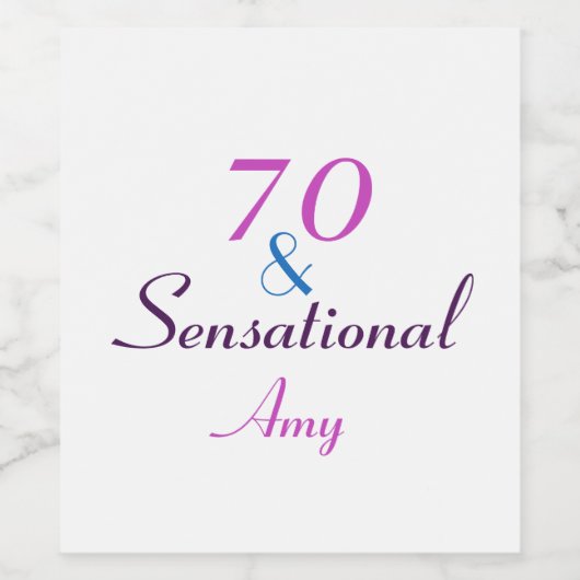 70歳とセンセーショナル70歳の誕生日ピンクがパーソナライズされた ワインラベル (シングルラベル)