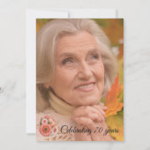 70歳のお祝いにピーチとゴールドの花をあしらったフォトグラフ 招待状 (裏面)