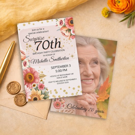 70歳のお祝いにピーチとゴールドの花をあしらったフォトグラフ 招待状