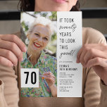 70歳のシックな写真70th誕生日パーティー 招待状<br><div class="desc">シックな白い背景を持つ70祝バースデーパーティ招待状とスタイルし、誕生日の男の子と女の子の写真、「この良い見た目に70おもしろい年！」のことわざ、そしてパーソナライズする簡単である文字テンプレートをシンプル。</div>