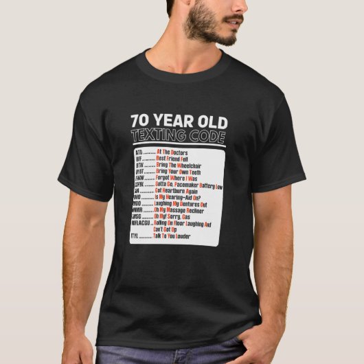 70歳のシニアがSMSを打っている コード Tシャツ (正面)