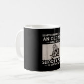 70歳の老人がビリヤードで大暴れ コーヒーマグカップ (正面左)