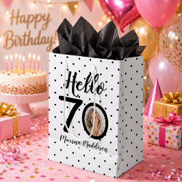 70歳の誕生日おめでとう ブラック&ホワイト ドット フォト 名前 ミディアムペーパーバッグ