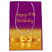 70歳の誕生日おめでとう、紫の上に金ゴールドボウ ミディアムペーパーバッグ (正面)