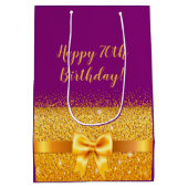 70歳の誕生日おめでとう、紫の上に金ゴールドボウ ミディアムペーパーバッグ (裏面)