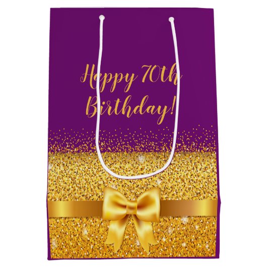 70歳の誕生日おめでとう、紫の上に金ゴールドボウ ミディアムペーパーバッグ (裏面)