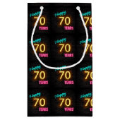 70歳の誕生日にネオンのサインが入る スモールペーパーバッグ (裏面)