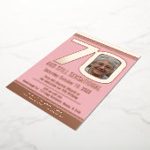 70歳の誕生日のほこりっぽいピンクとバラ金ゴールド 箔招待状 (回転した状態)