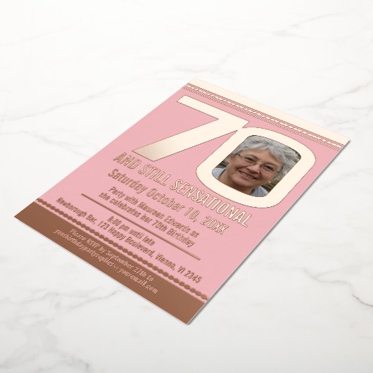 70歳の誕生日のほこりっぽいピンクとバラ金ゴールド 箔招待状 (回転した状態)