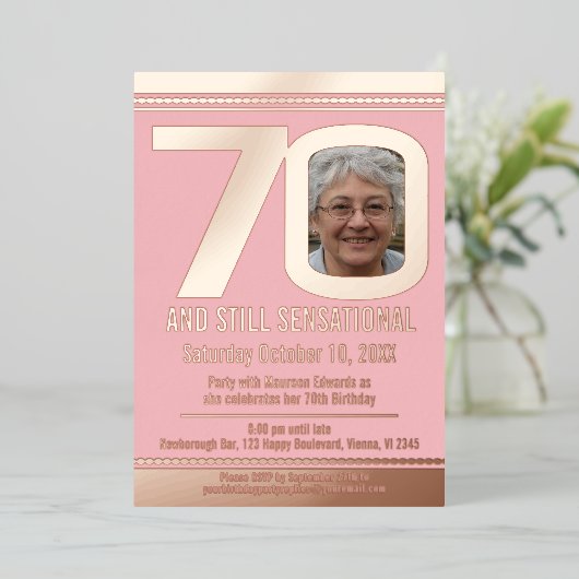 70歳の誕生日のほこりっぽいピンクとバラ金ゴールド 箔招待状 (立ち正面)