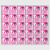 70歳の誕生日のピンク色の写真とカスタム名前70歳の人 ラッピングペーパー (フラット)