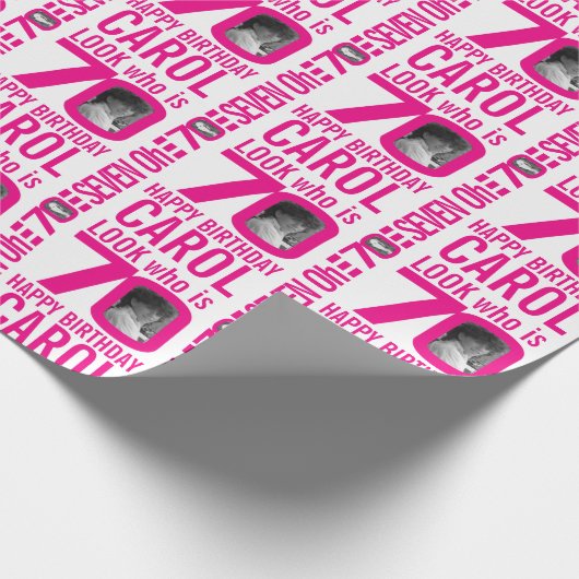 70歳の誕生日のピンク色の写真とカスタム名前70歳の人 ラッピングペーパー (角)