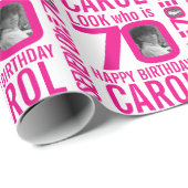 70歳の誕生日のピンク色の写真とカスタム名前70歳の人 ラッピングペーパー (ロールコーナー)