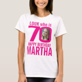 70歳の誕生日のピンク色の写真とカスタム名前70歳の人 Tシャツ (正面)