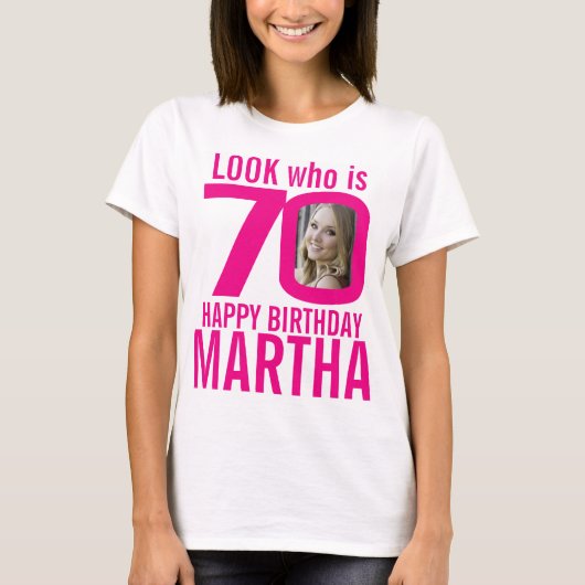 70歳の誕生日のピンク色の写真とカスタム名前70歳の人 Tシャツ (正面)