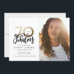 70歳の誕生日の写真70と素晴らしい黒と金ゴールド<br><div class="desc">70の外観を作る，70の素晴らしい写真の誕生日の招待。スクリプトモダン文字モノクロおよび金ゴールド効果デザイン。コレクションの一部。</div>