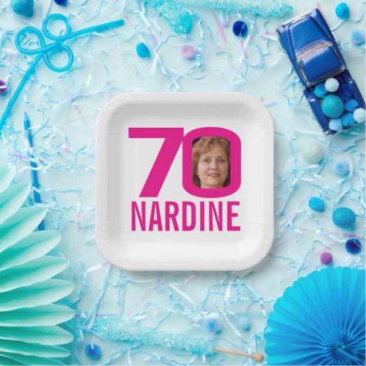 70歳の誕生日の明るいピンクの白70カスタム枚の写真 ペーパープレート (パーティー)