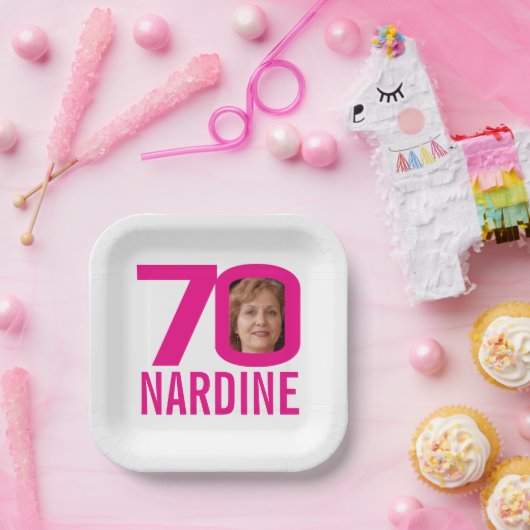 70歳の誕生日の明るいピンクの白70カスタム枚の写真 ペーパープレート (パーティー)