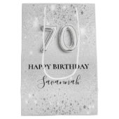70歳の誕生日の銀のグリッターダストモノグラム ミディアムペーパーバッグ (裏面)