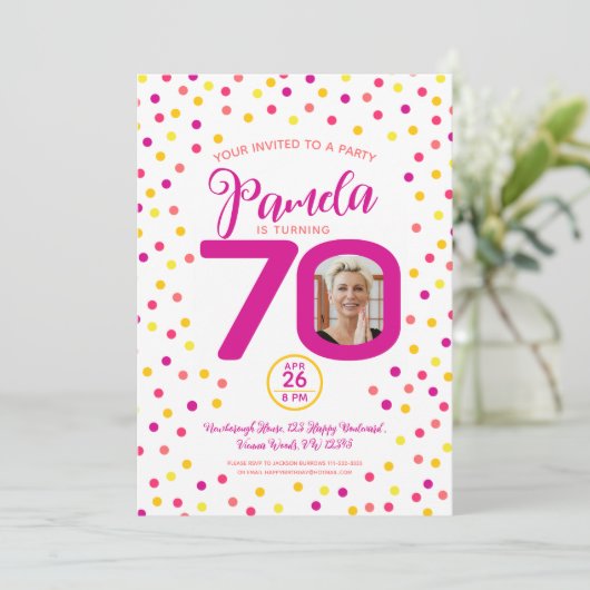 70歳の誕生日カスタム写真ピンク色の黄色紙吹雪 招待状 (スタンド正面)