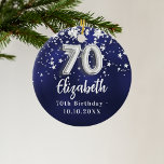70歳の誕生日ネイビー・ブルー・シルバー・スターズ セラミックオーナメント<br><div class="desc">銀の星を持つネイビーフェイクブルーの背景色。青い色が不均一だ。名前、文字/日付の追加</div>