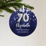 70歳の誕生日ネイビー・ブルー・シルバー・スターズ メタルオーナメント<br><div class="desc">銀の星を持つネイビーフェイクブルーの背景色。青い色が不均一だ。名前、文字/日付の追加</div>