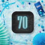 70歳の誕生日パーティーのネオンサイン（レンガの上） ペーパープレート (パーティー)