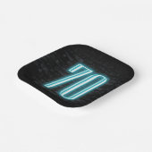 70歳の誕生日パーティーのネオンサイン（レンガの上） ペーパープレート (傾斜あり)