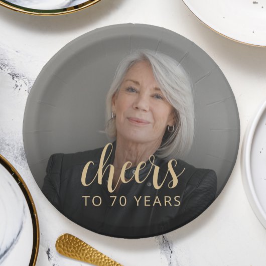 70歳の誕生日パーティーの写真で乾杯 ペーパープレート