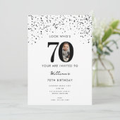 70歳の誕生日パーティー誰が70歳の写真を見モダンる 招待状 (スタンド正面)