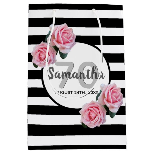 70歳の誕生日ピンクのバラ白黒ストライプ ミディアムペーパーバッグ (正面)